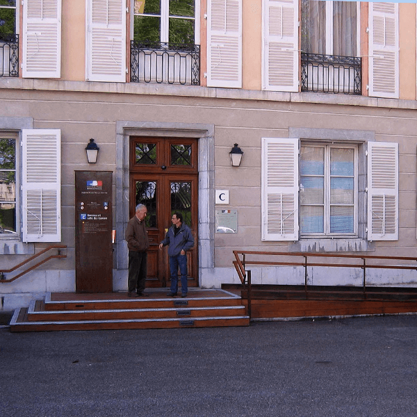 Rampe en bois dans la cour d’un monument historique